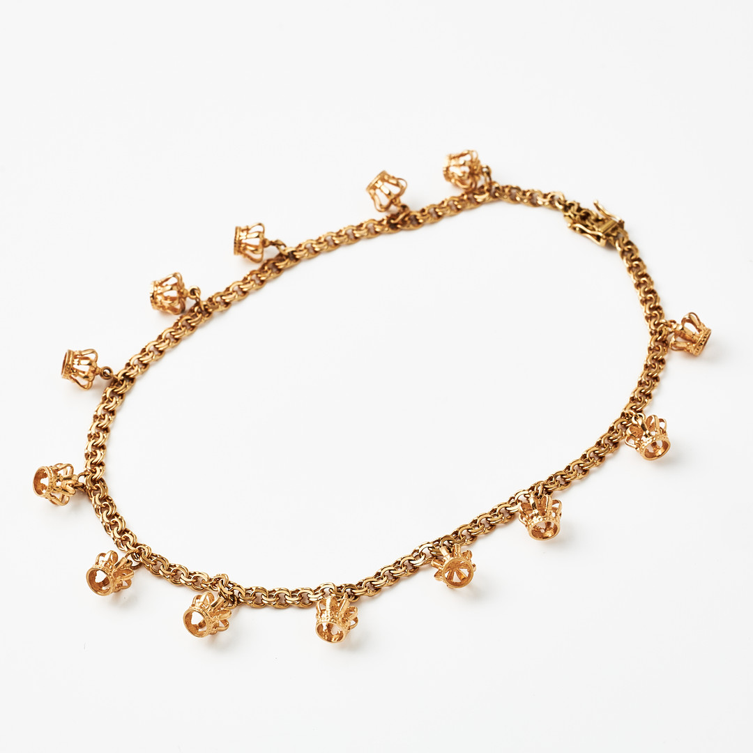 COLLIER, ARMBAND, ÖRHÄNGEN, 1 par, 18 k guld, Bismarck, dekor med berlocker i form av kungakronor.