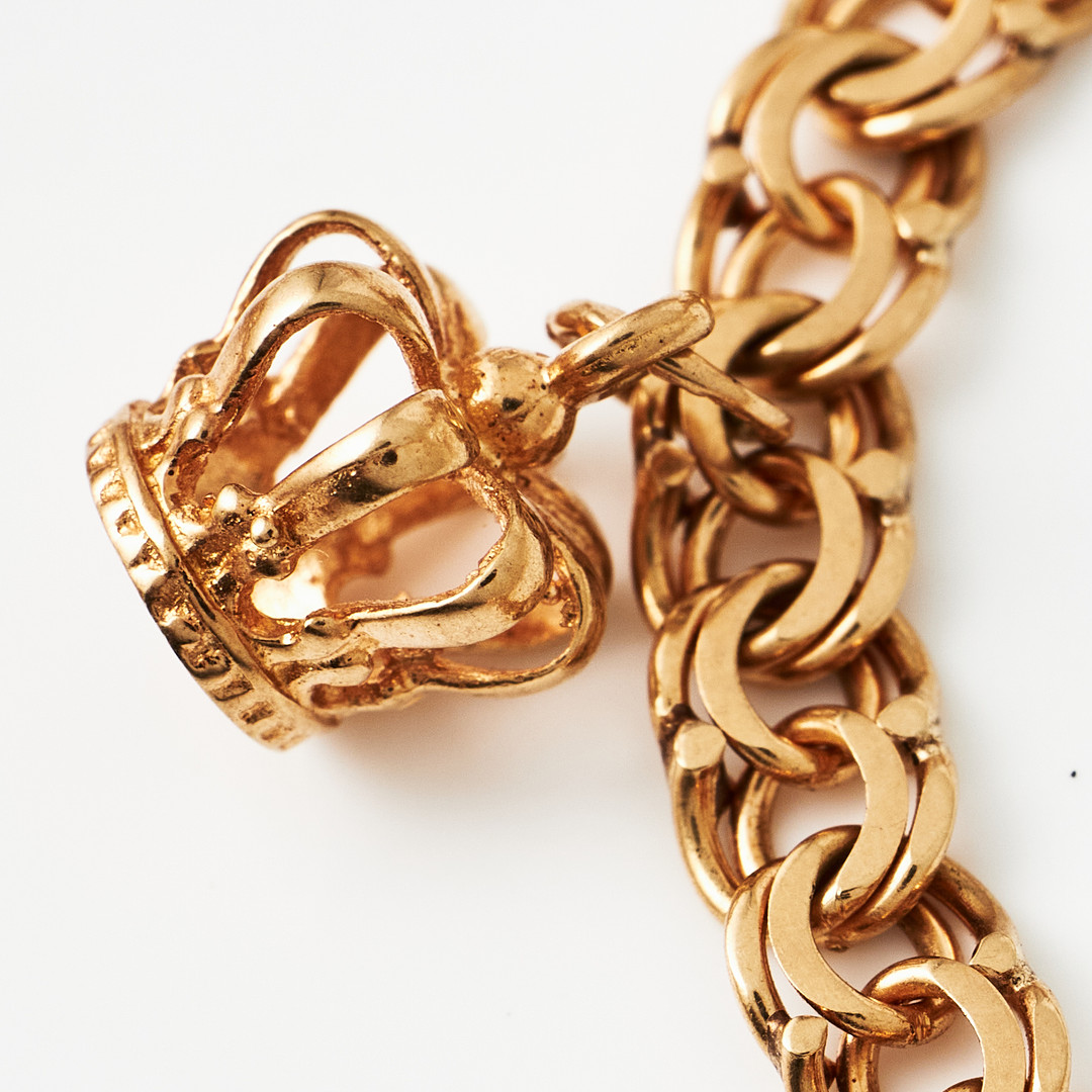 COLLIER, ARMBAND, ÖRHÄNGEN, 1 par, 18 k guld, Bismarck, dekor med berlocker i form av kungakronor.