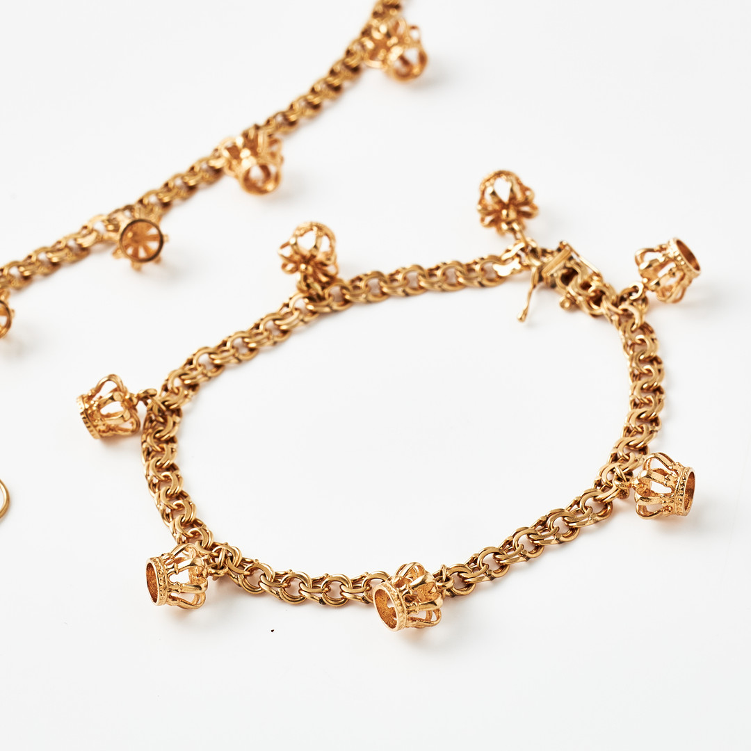COLLIER, ARMBAND, ÖRHÄNGEN, 1 par, 18 k guld, Bismarck, dekor med berlocker i form av kungakronor.