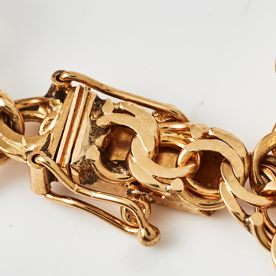 COLLIER, ARMBAND, ÖRHÄNGEN, 1 par, 18 k guld, Bismarck, dekor med berlocker i form av kungakronor.