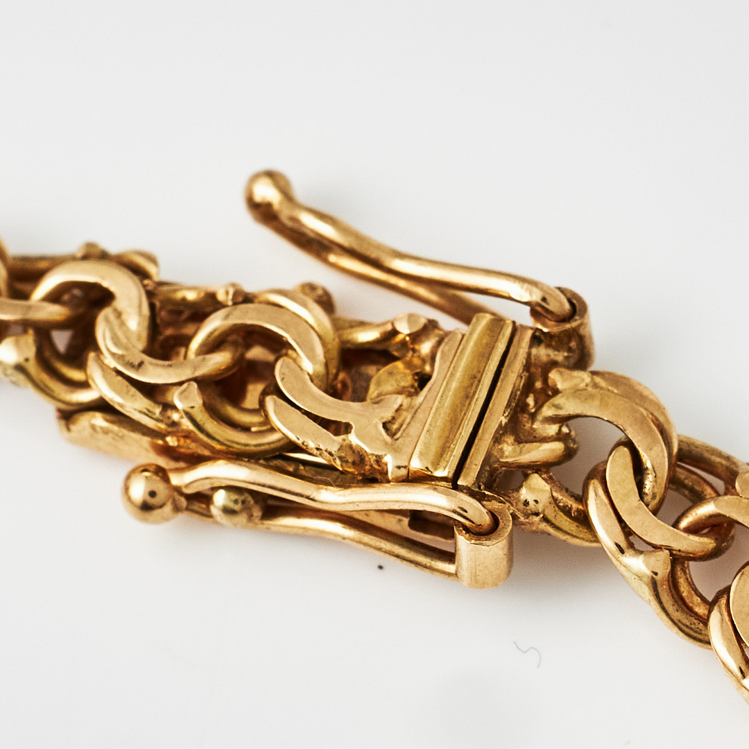 COLLIER, ARMBAND, ÖRHÄNGEN, 1 par, 18 k guld, Bismarck, dekor med berlocker i form av kungakronor.