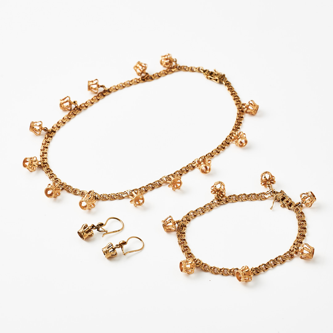 COLLIER, ARMBAND, ÖRHÄNGEN, 1 par, 18 k guld, Bismarck, dekor med berlocker i form av kungakronor.