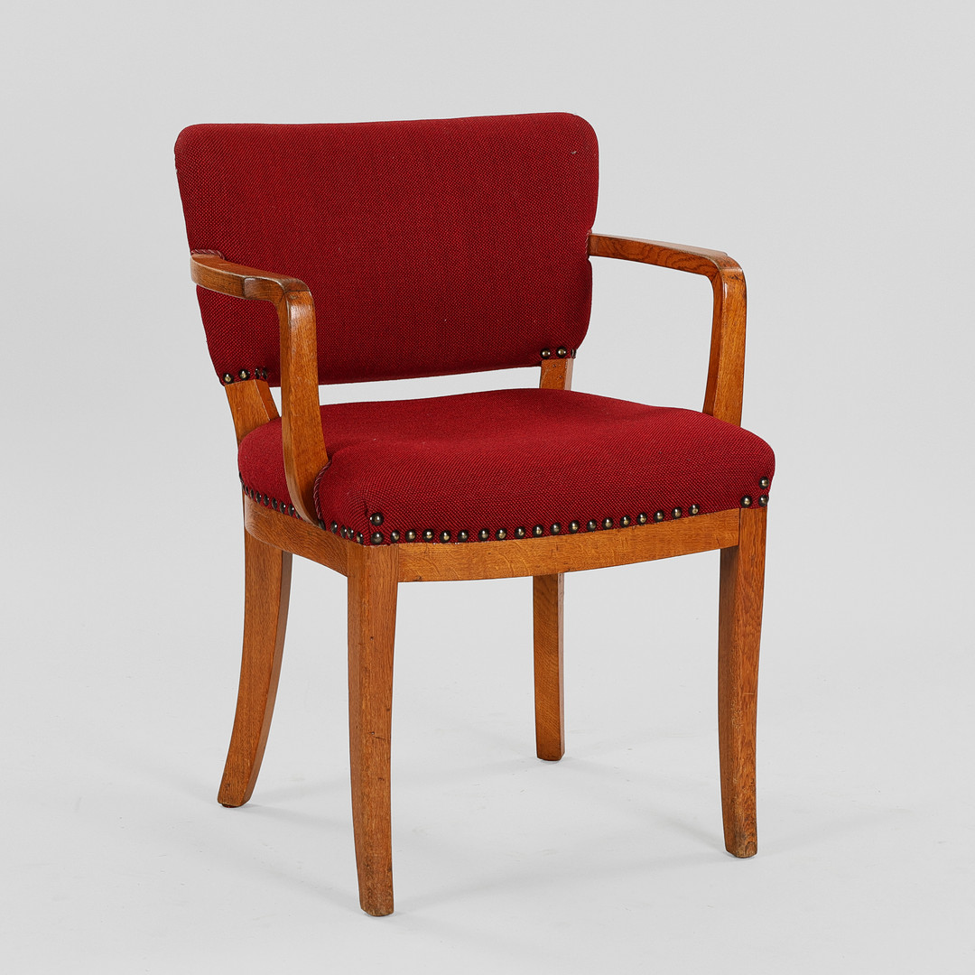 FRITZ HANSEN. Armstol med stel af eg, sæde og ryg betrukket med sømbeslået uld, Danmark, ca. 1930'erne.