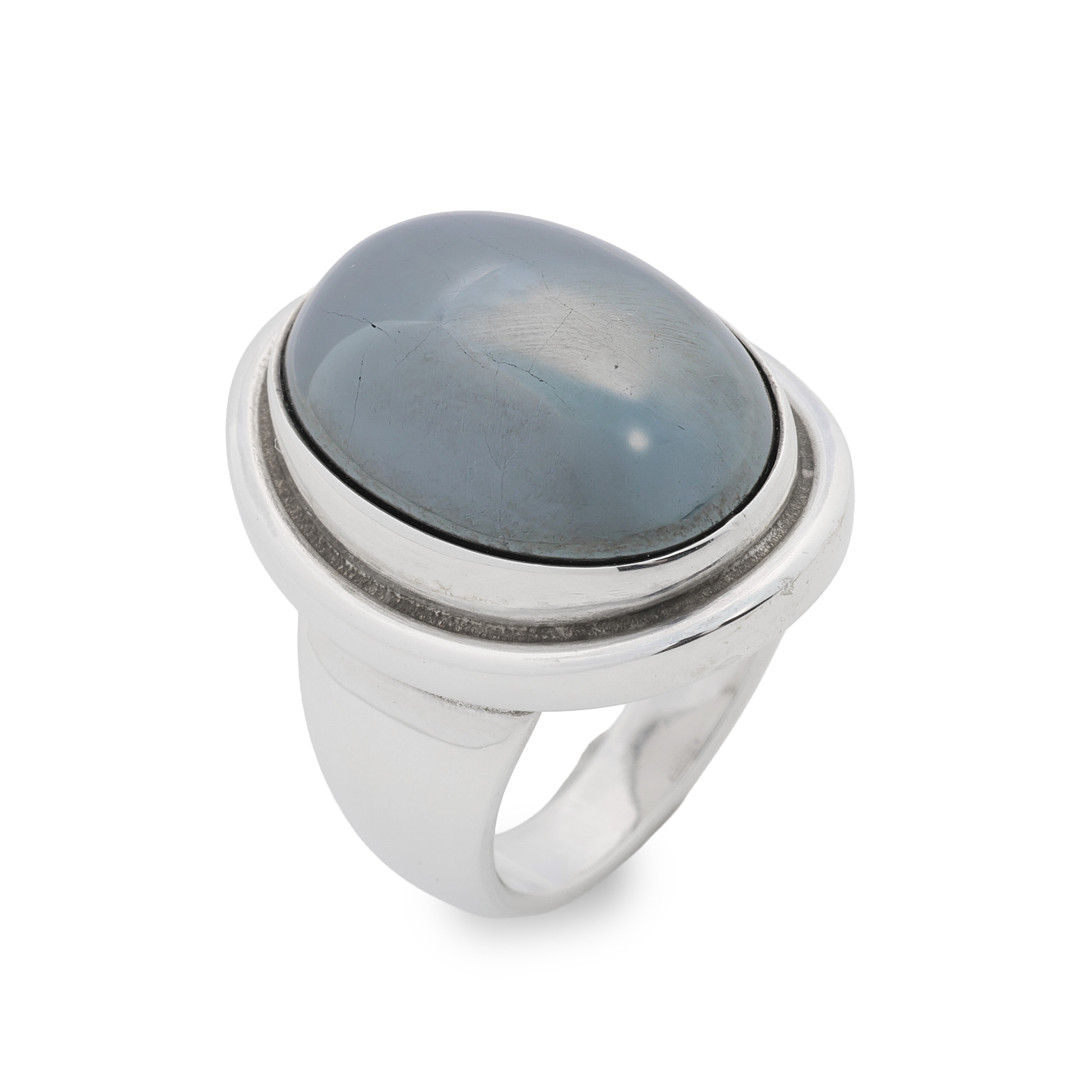 GEORG JENSEN. Ring af sterlingsølv dessin nr. 46A med en cabochon slebet hæmatit. Danmark.