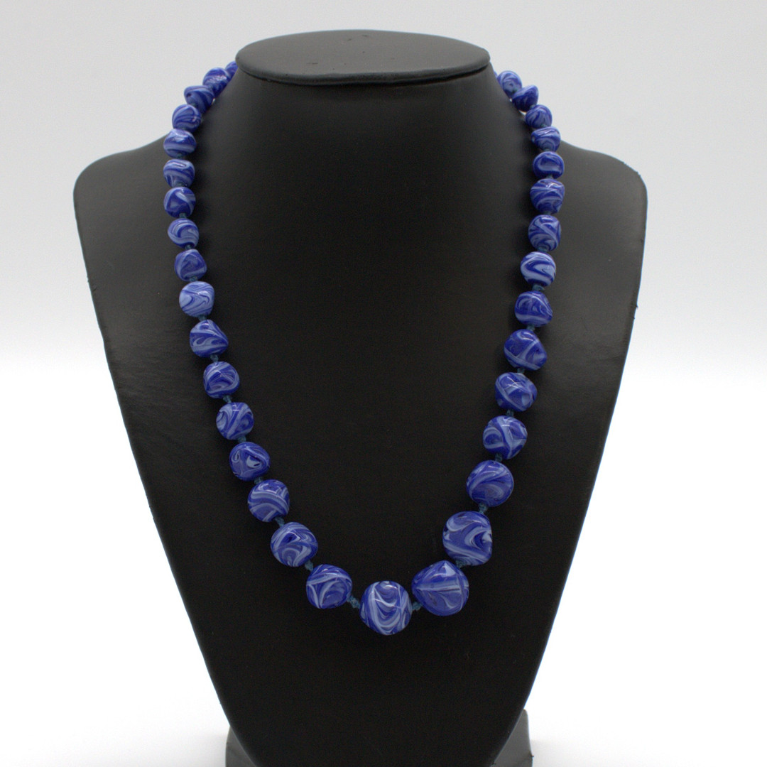 MURANO-GLASS-COLLIER IN BLAU UND WEISS.