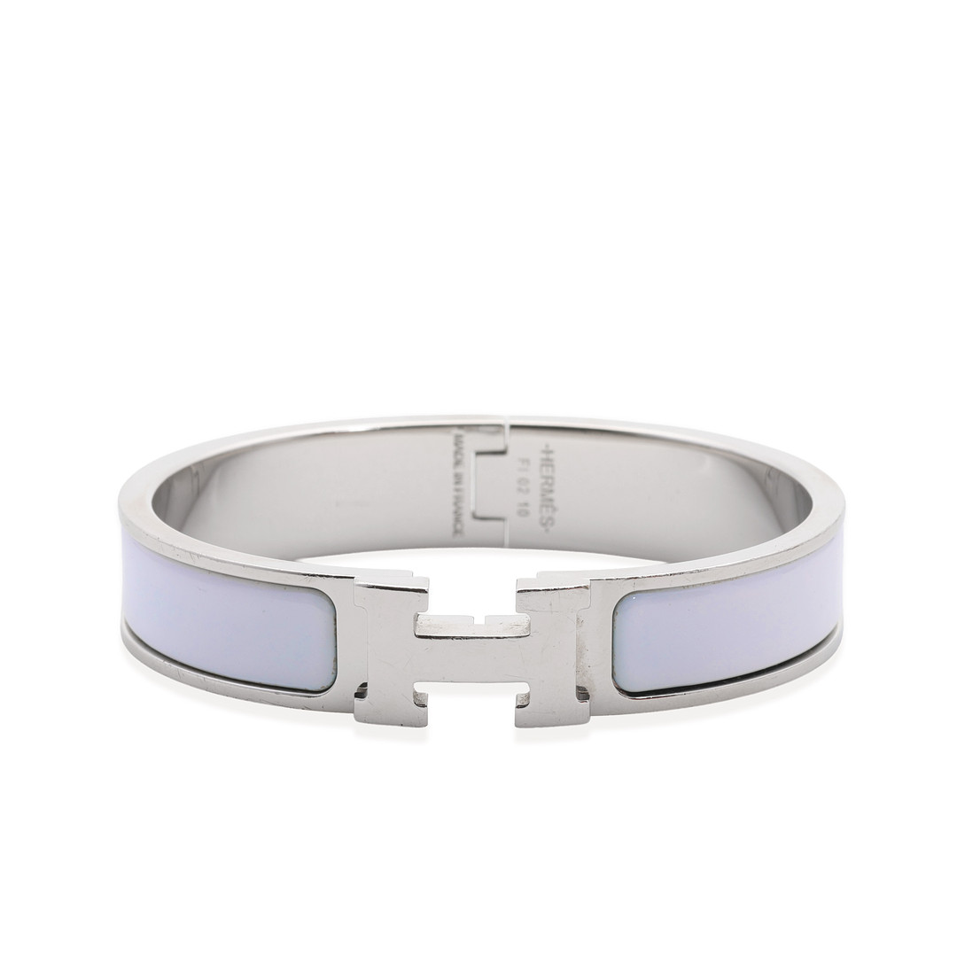 HERMÈS. “Clic H” armbånd af forsølvet metal og hvid emalje.