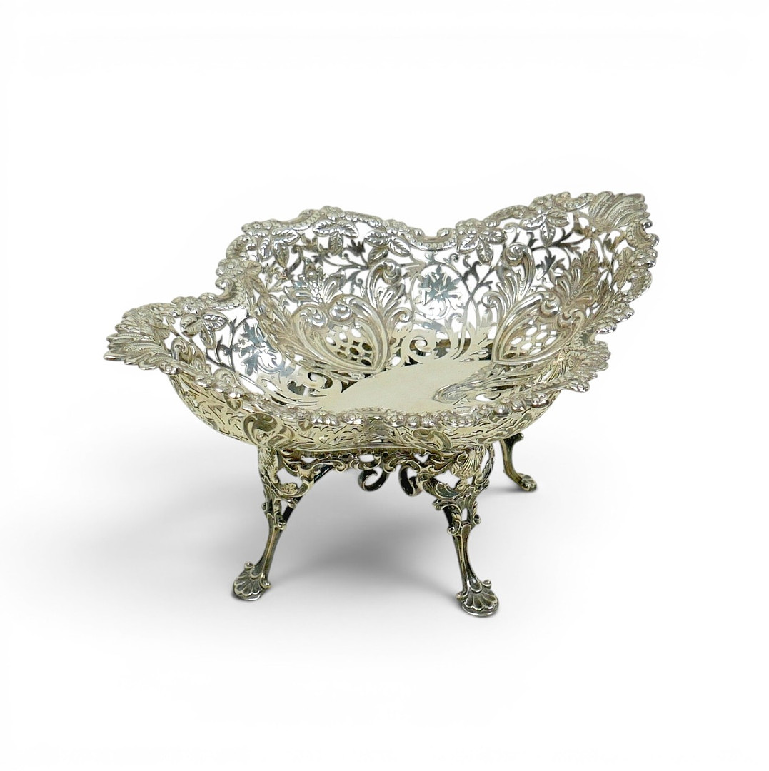 A GEORGE V SILVER FOOTED BOB BON DISH.