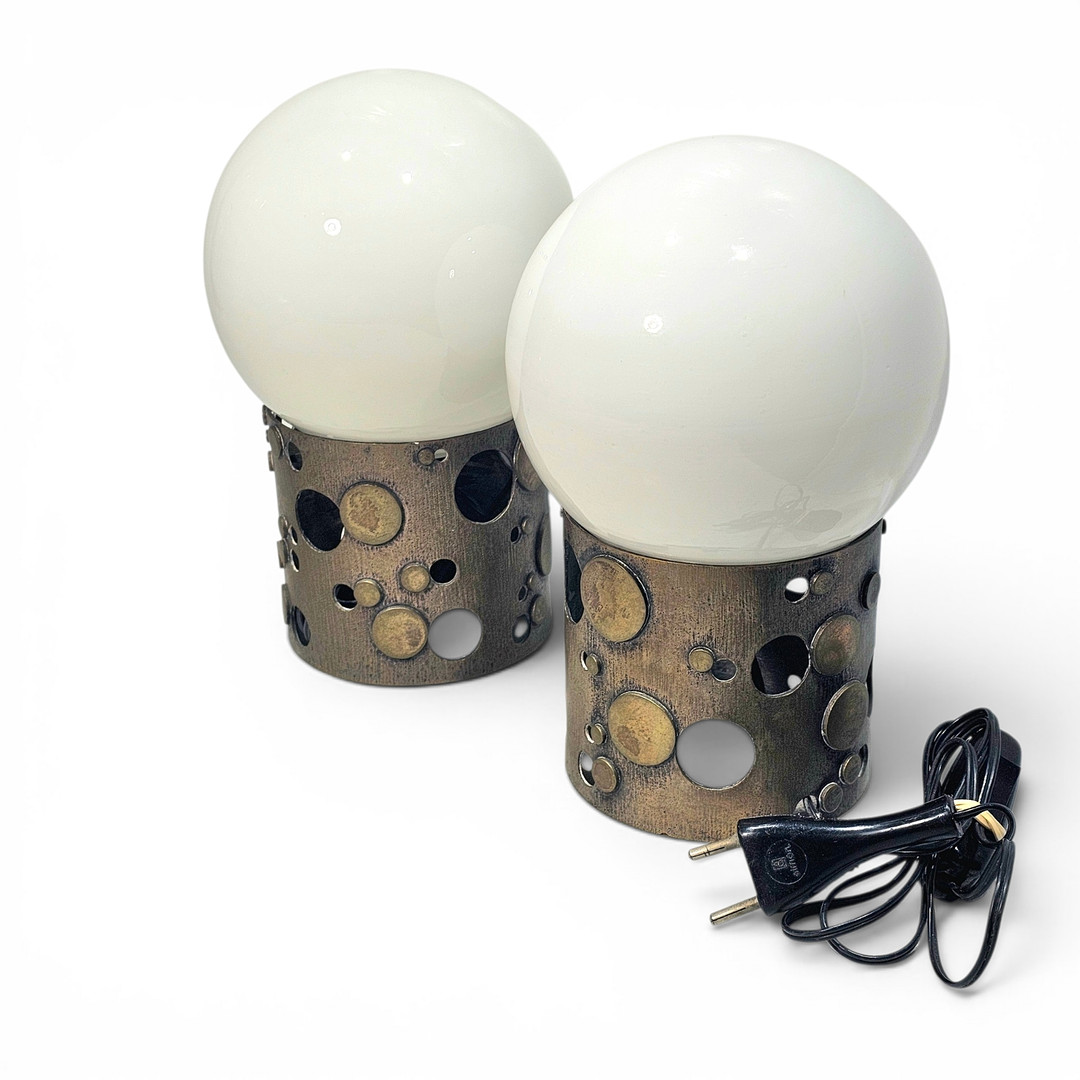 Pareja de lámpara de diseño de sobremesa. Estilo Slamp Atmosfera, Globo en opalina blanca y base en metal calada.