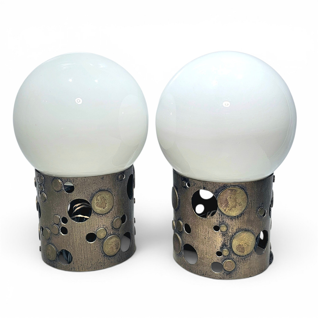 Pareja de lámpara de diseño de sobremesa. Estilo Slamp Atmosfera, Globo en opalina blanca y base en metal calada.
