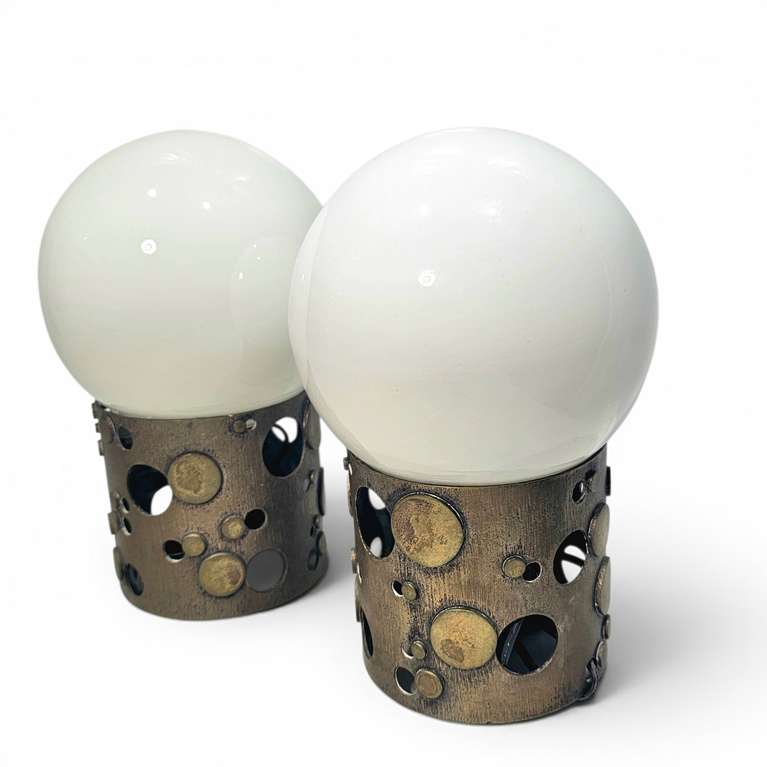 Pareja de lámpara de diseño de sobremesa. Estilo Slamp Atmosfera, Globo en opalina blanca y base en metal calada.