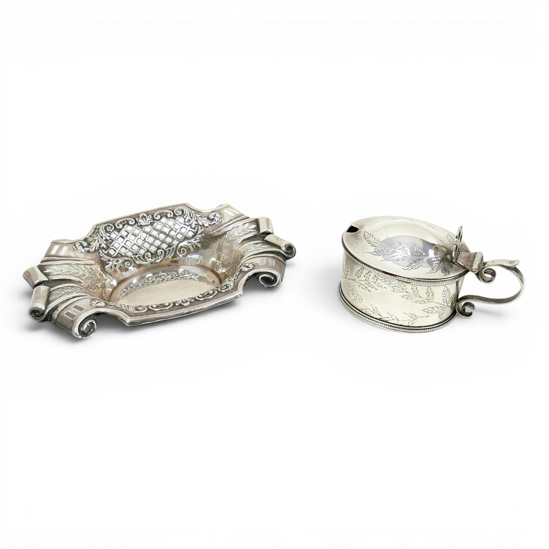 TWO ITEMS OF SILVER.