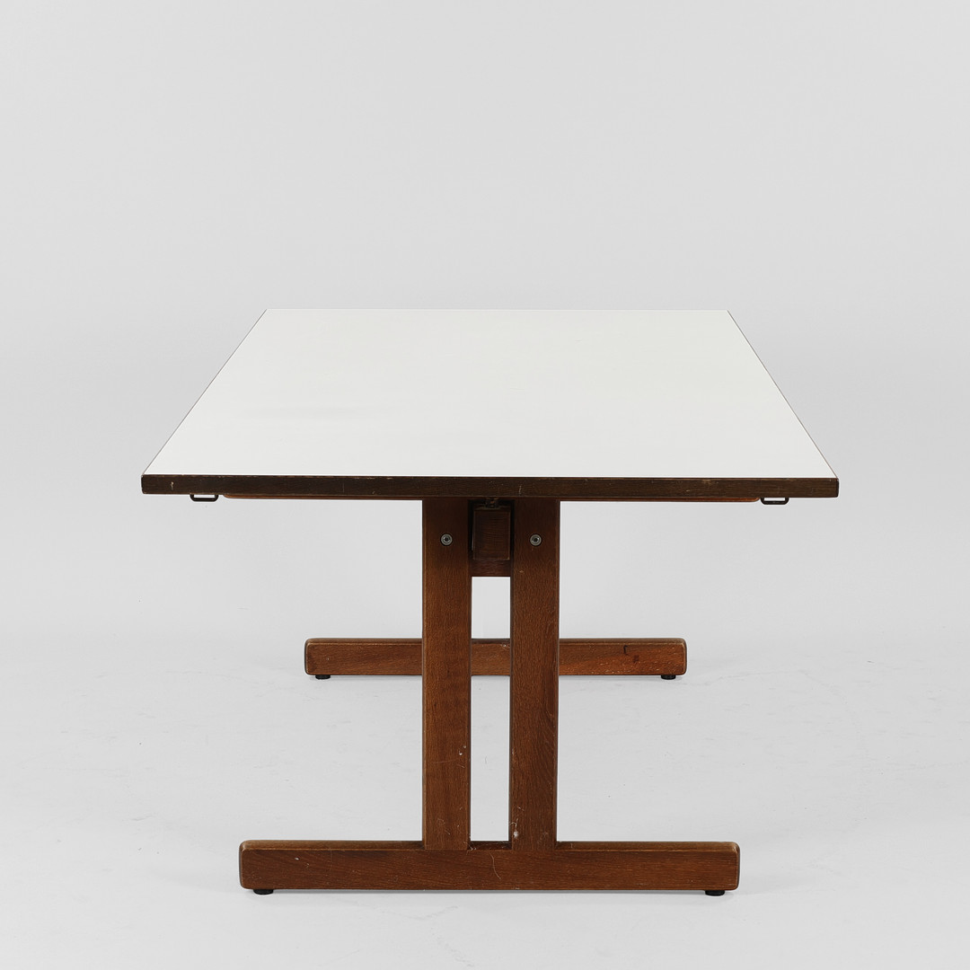 HANS J WEGNER. Spisebord af røget eg og top af hvidt laminat med to tillægsplader, modelnr. 527, Getama, Danmark, 1970'erne, (1+2).