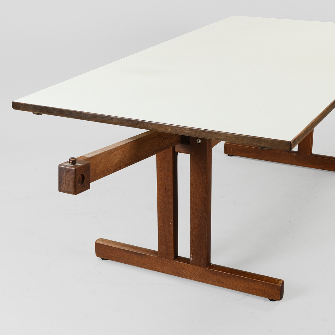 HANS J WEGNER. Spisebord af røget eg og top af hvidt laminat med to tillægsplader, modelnr. 527, Getama, Danmark, 1970'erne, (1+2).