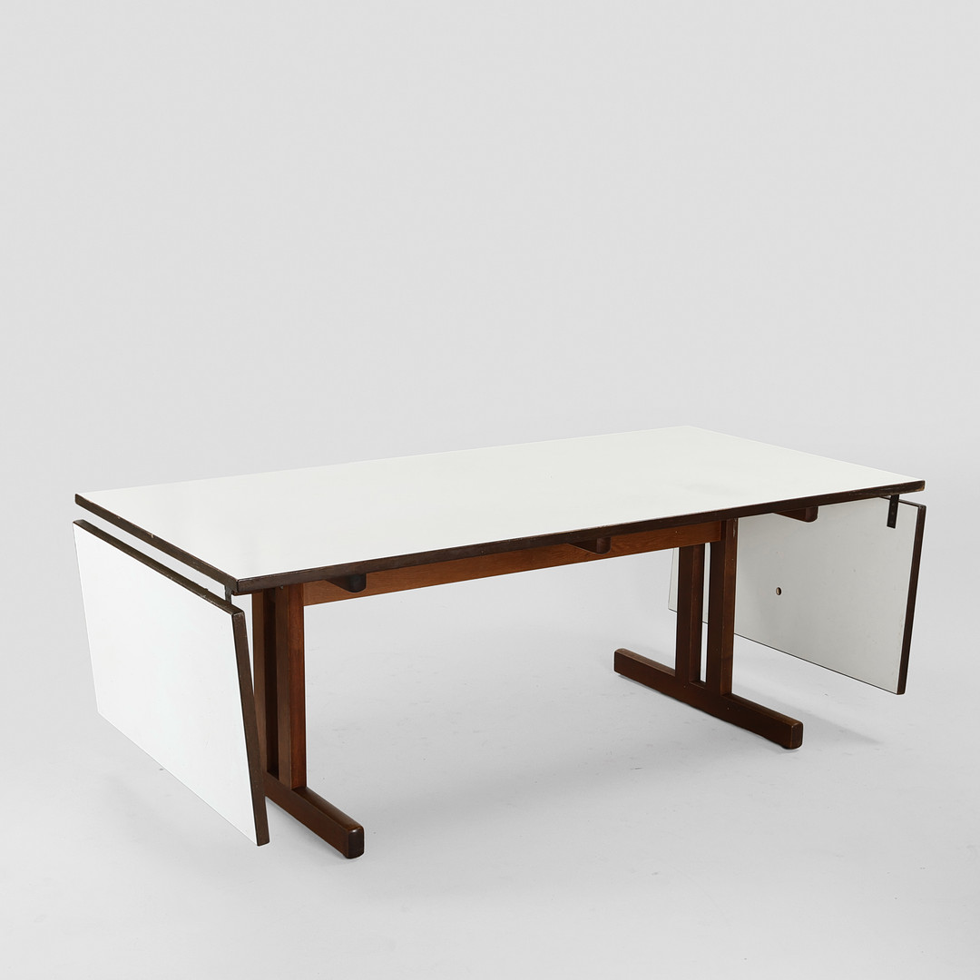 HANS J WEGNER. Spisebord af røget eg og top af hvidt laminat med to tillægsplader, modelnr. 527, Getama, Danmark, 1970'erne, (1+2).