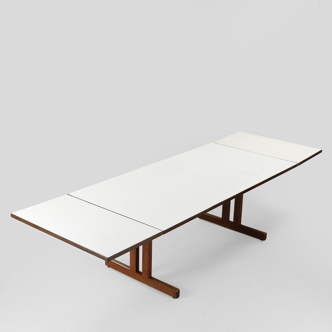HANS J WEGNER. Spisebord af røget eg og top af hvidt laminat med to tillægsplader, modelnr. 527, Getama, Danmark, 1970'erne, (1+2).
