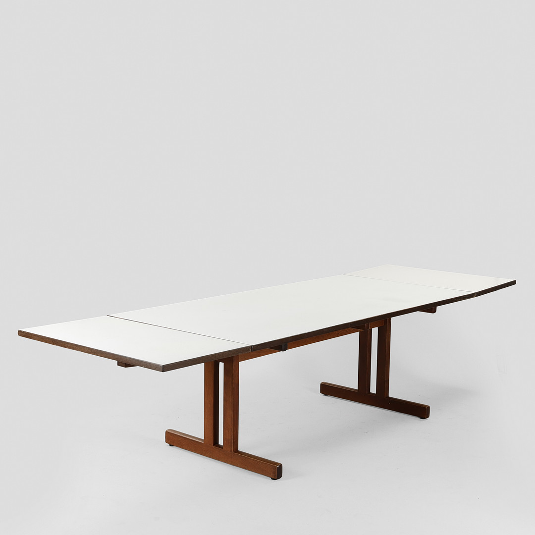 HANS J WEGNER. Spisebord af røget eg og top af hvidt laminat med to tillægsplader, modelnr. 527, Getama, Danmark, 1970'erne, (1+2).