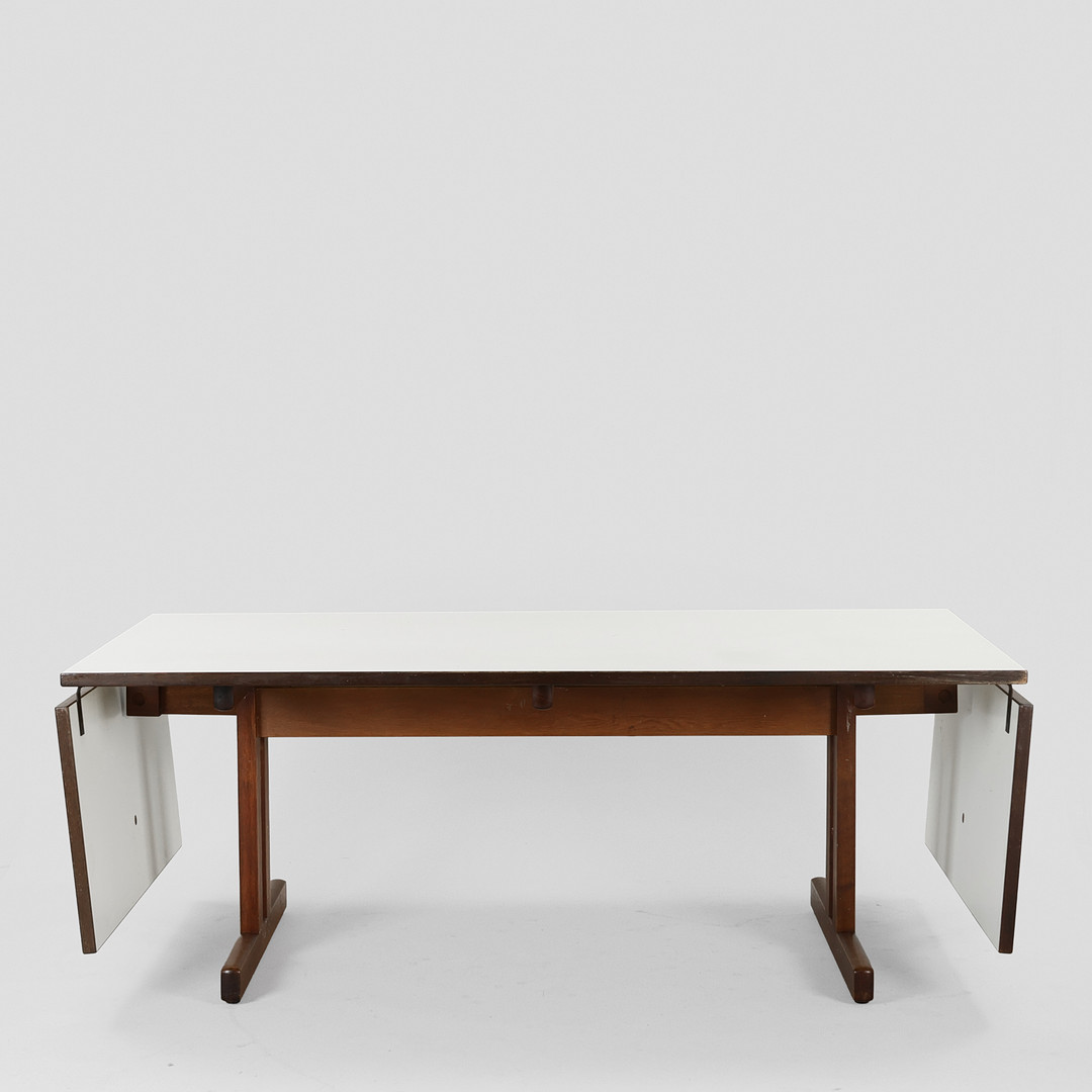 HANS J WEGNER. Spisebord af røget eg og top af hvidt laminat med to tillægsplader, modelnr. 527, Getama, Danmark, 1970'erne, (1+2).