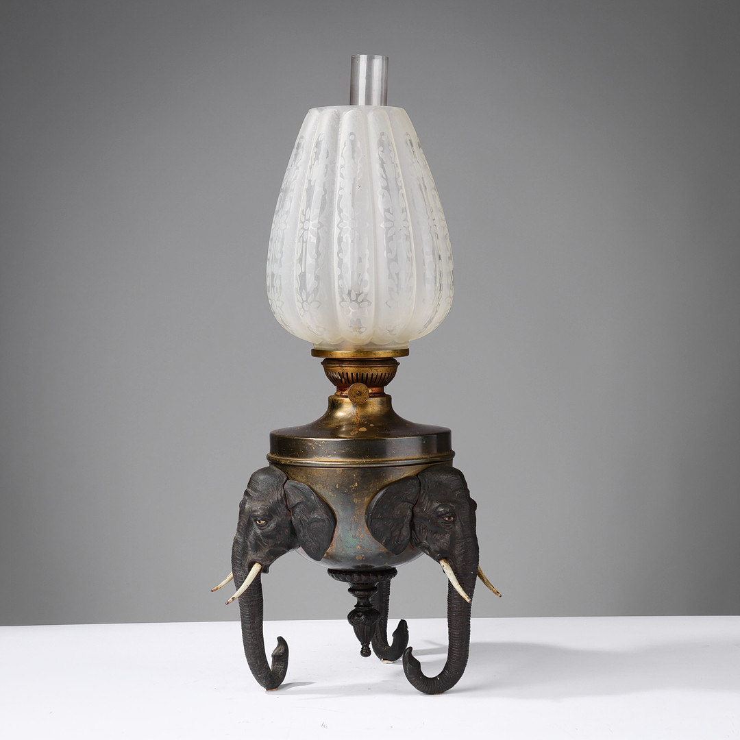 Petroliumslampe - bordlampe med elefanter af bronze og jern, Voss fabrik, omkring år 1900 Danmark.