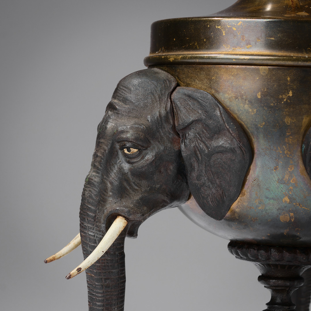 Petroliumslampe - bordlampe med elefanter af bronze og jern, Voss fabrik, omkring år 1900 Danmark.