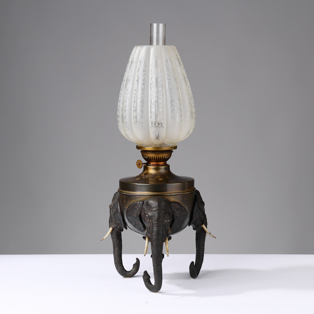 Petroliumslampe - bordlampe med elefanter af bronze og jern, Voss fabrik, omkring år 1900 Danmark.