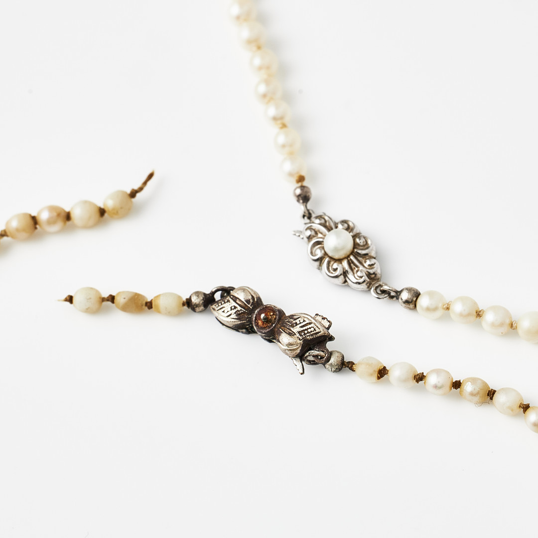 COLLIER, 2 st., doserade, odlade saltvattenspärlor, lås, silver.