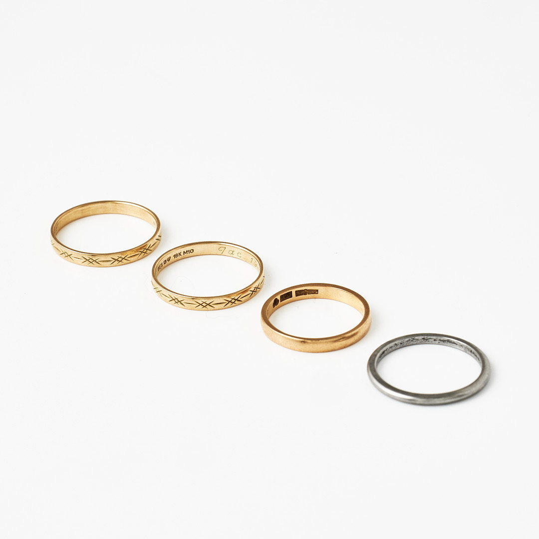 RINGAR, 3 st., 18 k guld, delvis med graverad dekor, RING, oädel vitmetall.