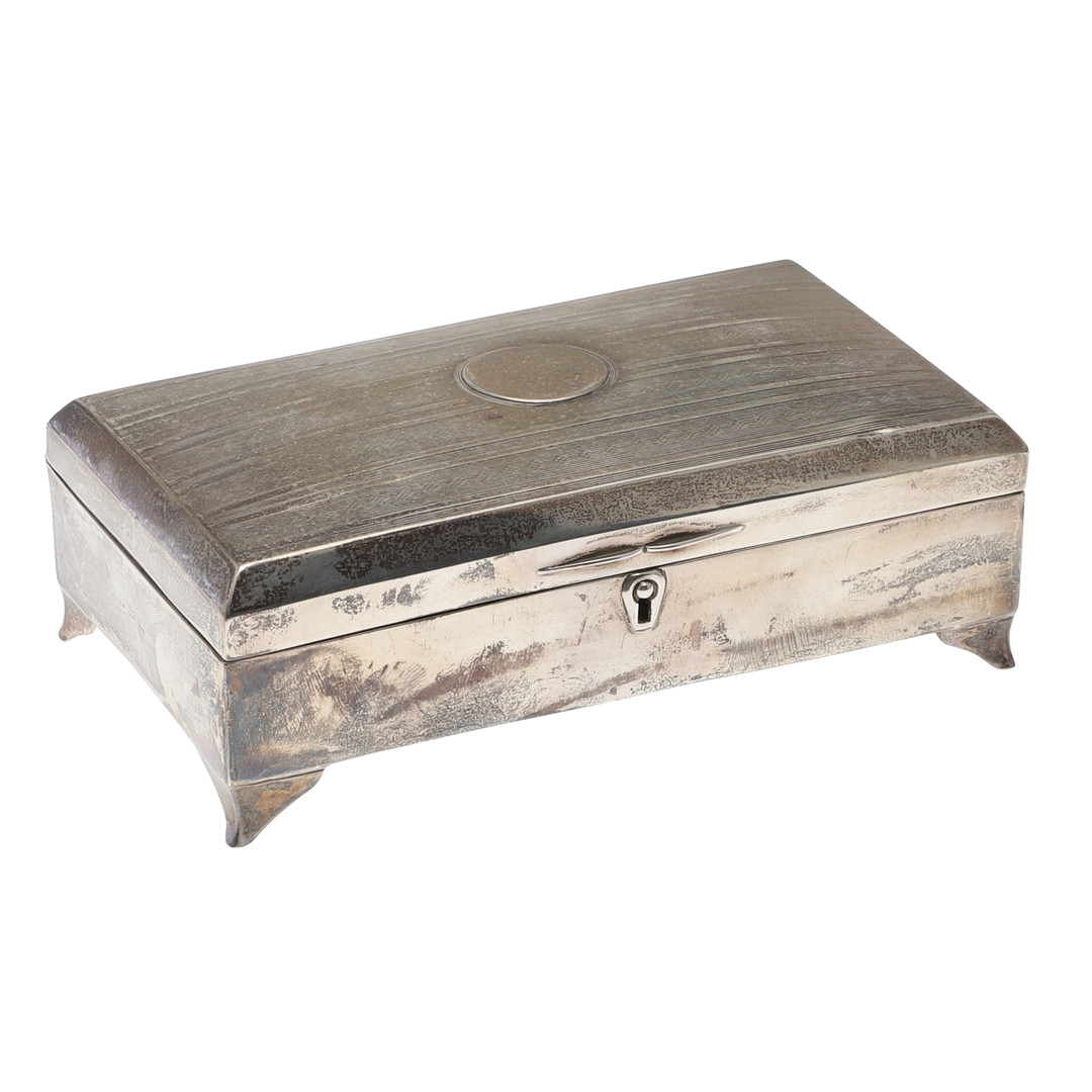 A CEDAR LINED SILVER CIGARETTE BOX.