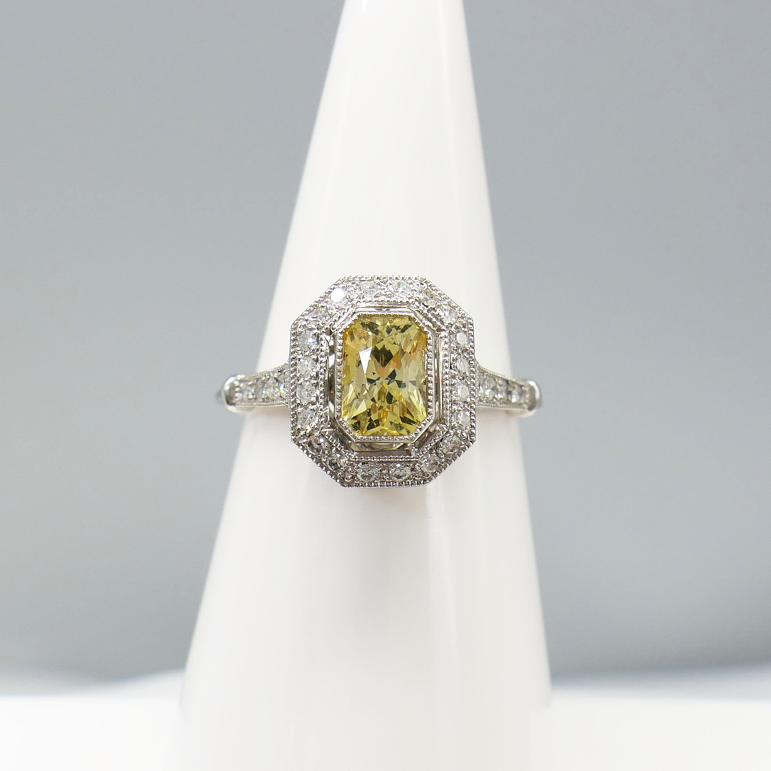 YELLOW SAPPHIRE & DIAMOND ring.