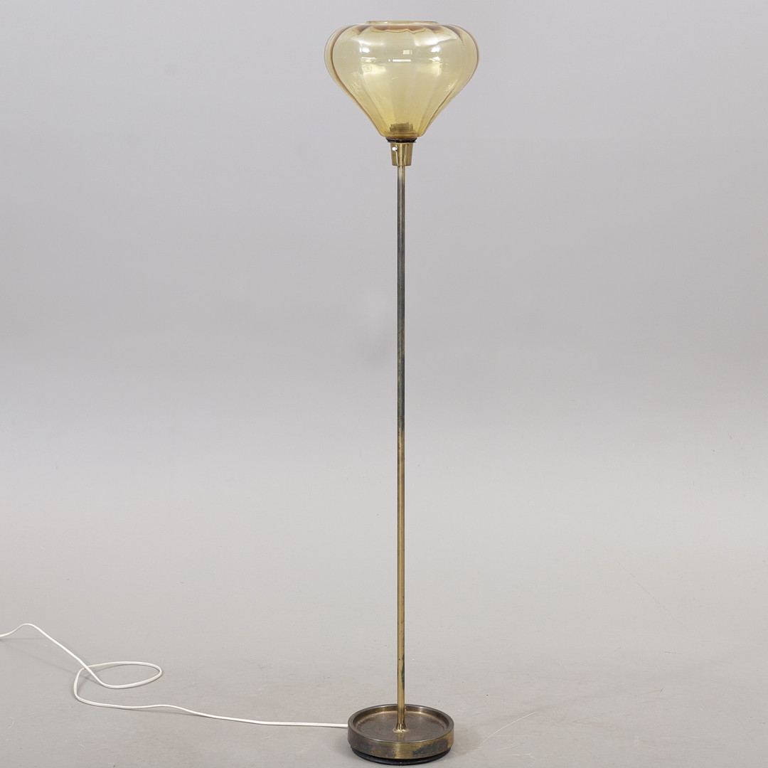 GOLVLAMPA, mässing med glaskupa, 1900-talets mitt.