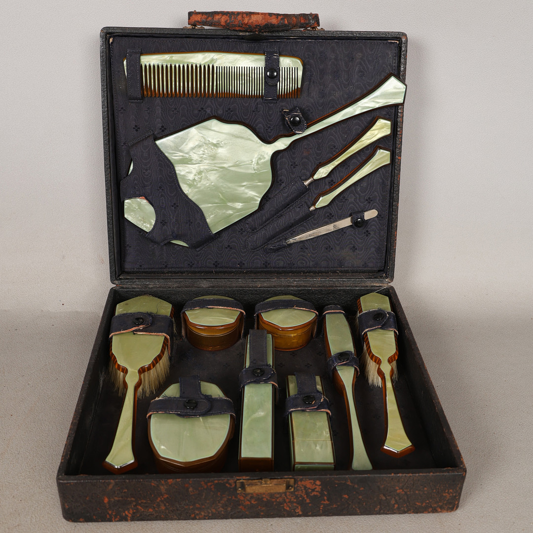 AN ART DECO TRAVELLING VANITY SET.