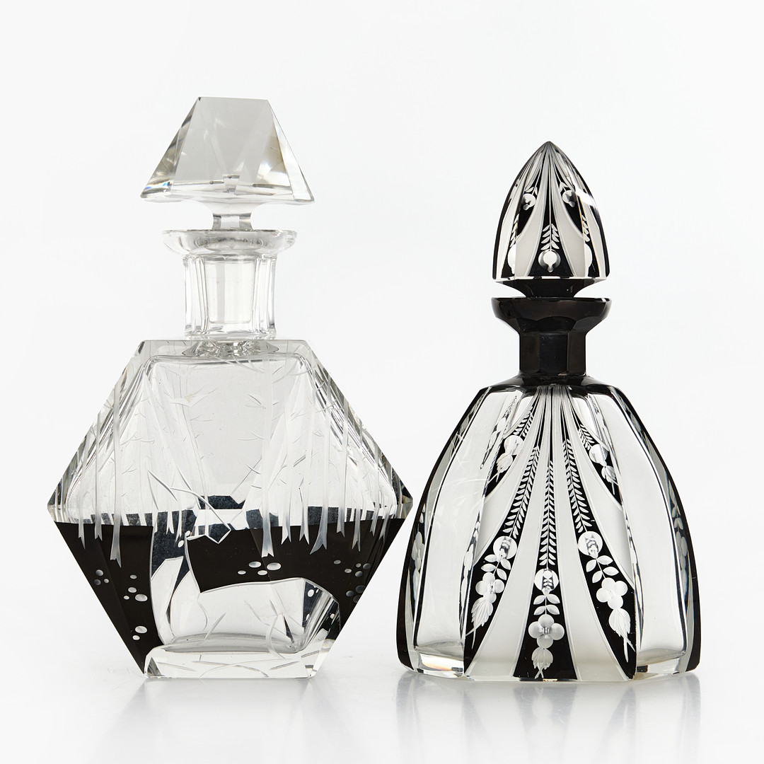 KARAFFER, 2 st, Art Deco, 1920/30-tal. slipat svart överfång samt etsad och graverad dekor, den ena med motiv av rådjur i skoglandskap. Sannolikt Böhmen.