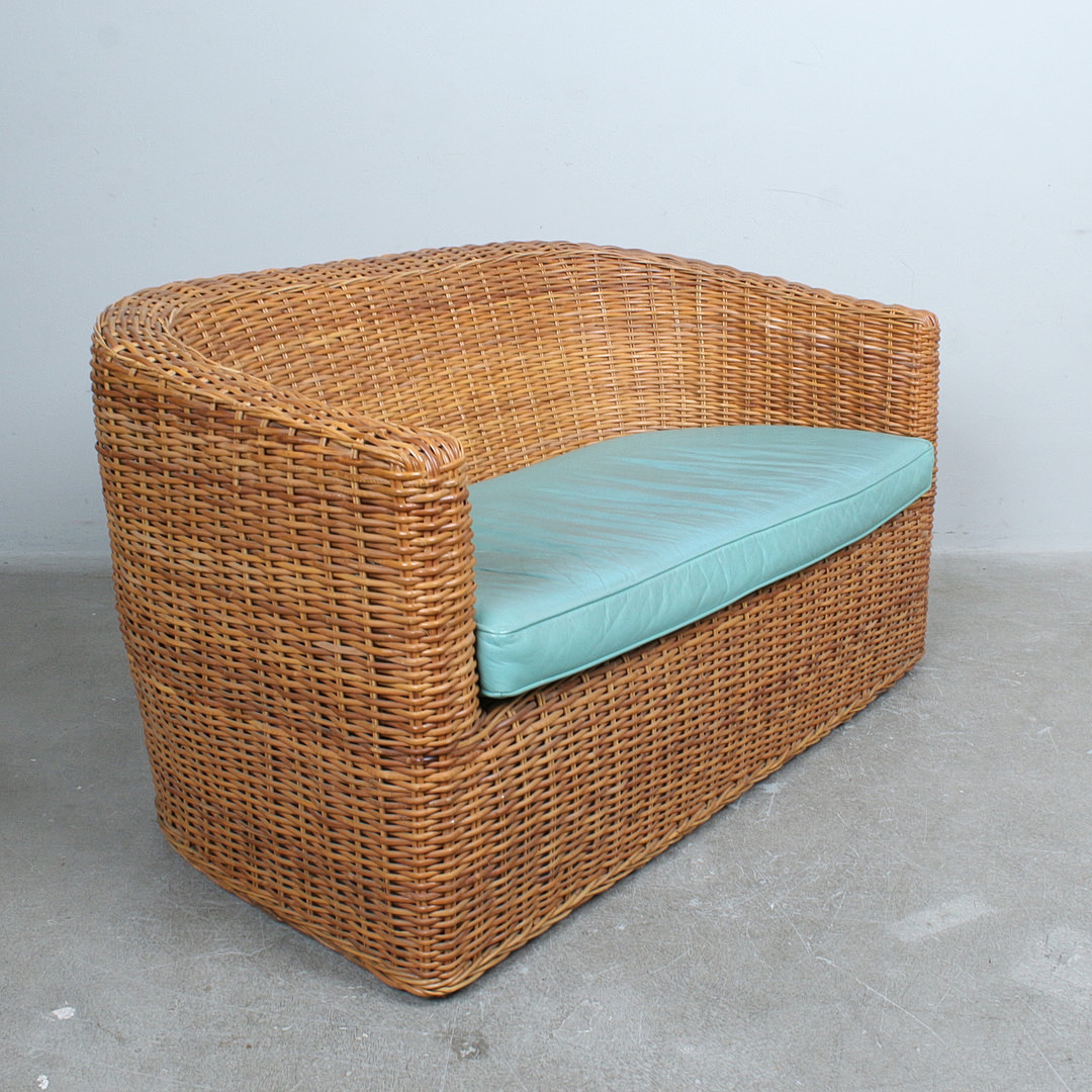 Paar Lounge-Sessel und ein Sofa im Michael-Taylor-Stil aus geflochtenem Rattan.