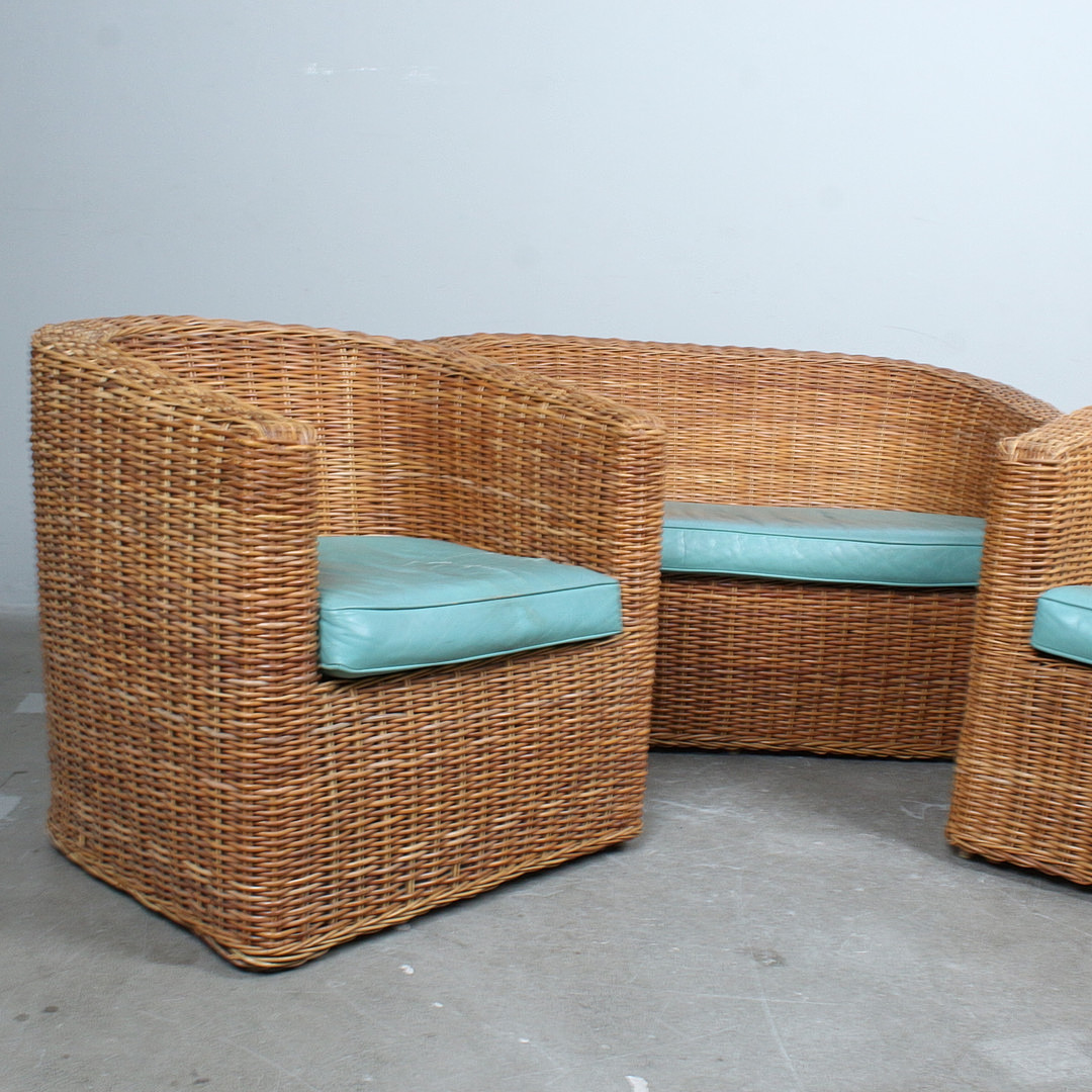 Paar Lounge-Sessel und ein Sofa im Michael-Taylor-Stil aus geflochtenem Rattan.