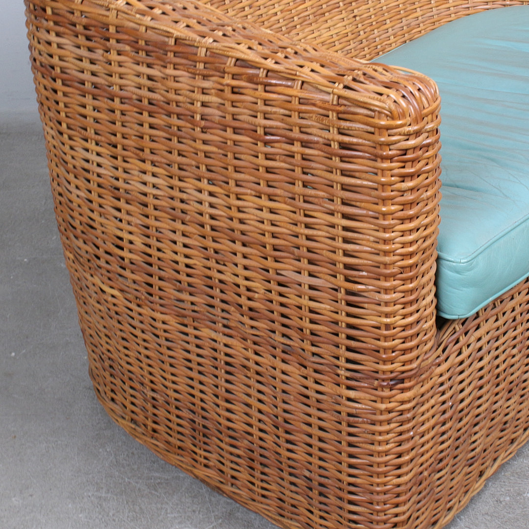 Paar Lounge-Sessel und ein Sofa im Michael-Taylor-Stil aus geflochtenem Rattan.