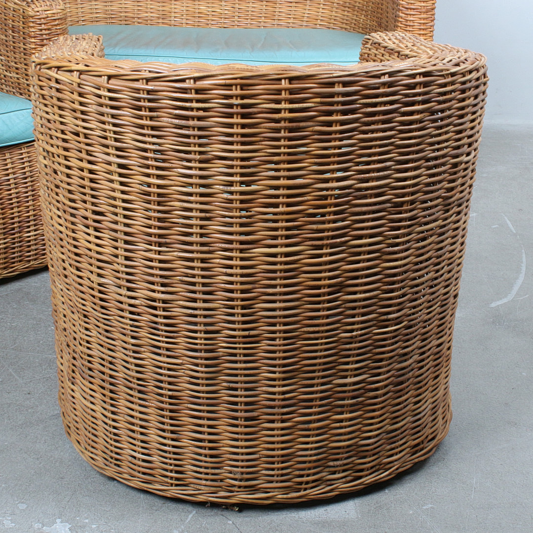 Paar Lounge-Sessel und ein Sofa im Michael-Taylor-Stil aus geflochtenem Rattan.