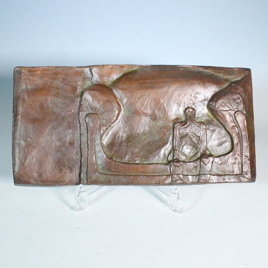 UNBEKANNTER KÜNSTLER. Bronzerelief, ''Abstrakte sitzende Person ''.
