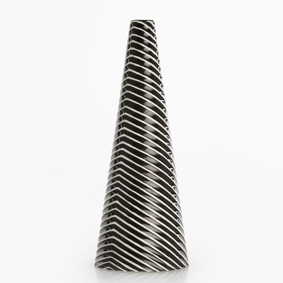 STIG LINDBERG (SVERIGE, 1916–1982). Vas, konsisk form, dekor i svart och vitt, Nr 5 ur Domino-serien, Gustavsberg, modell formgiven 1954.