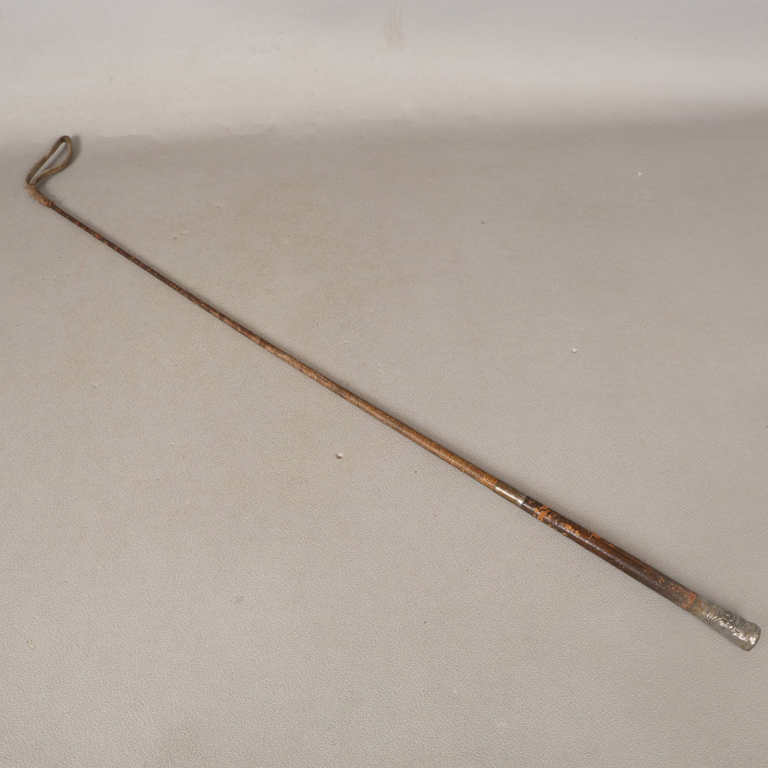 A MILITARY RIDING CROP.