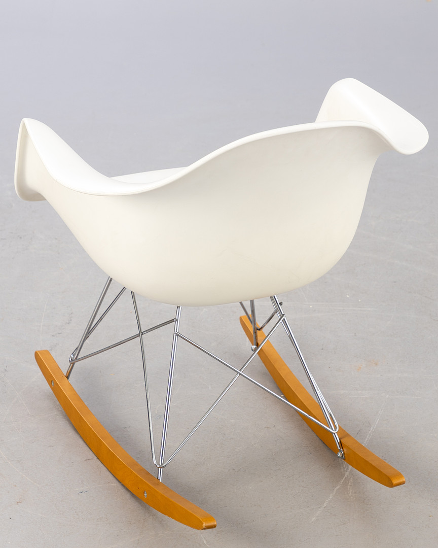 CHARLES & RAY EAMES. Vitra. Schaukelstuhl 'RAR', 2008.