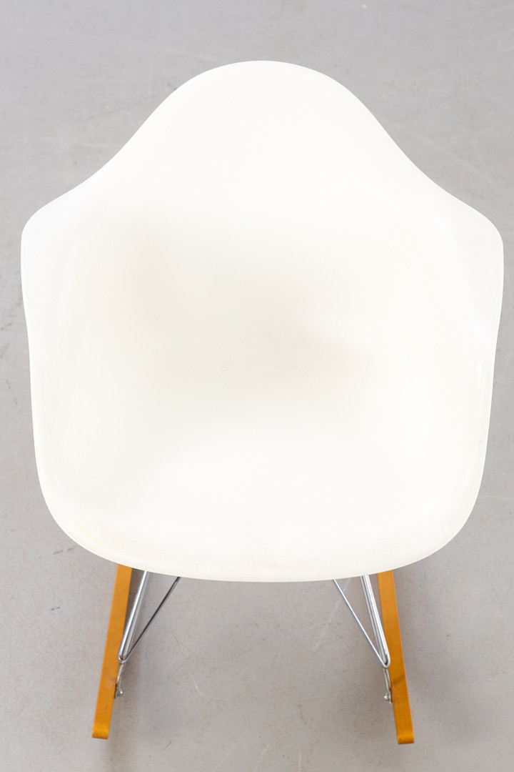 CHARLES & RAY EAMES. Vitra. Schaukelstuhl 'RAR', 2008.