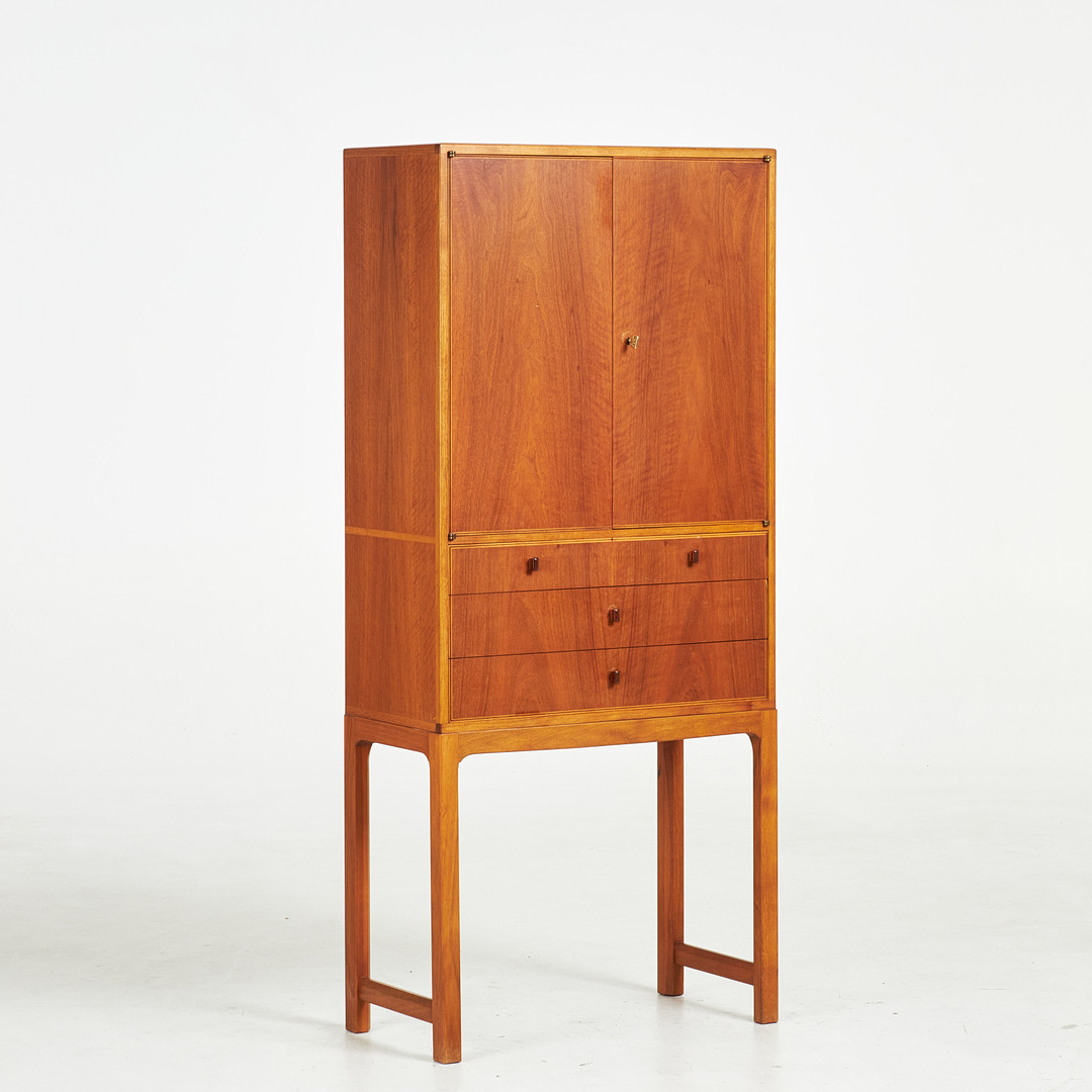 CARL MALMSTEN. Skåp, "Lillbo", valnöt, modellen formgiven 1960, på benställning, skåpdel med 2 hyllplan, brännmärkt CM.