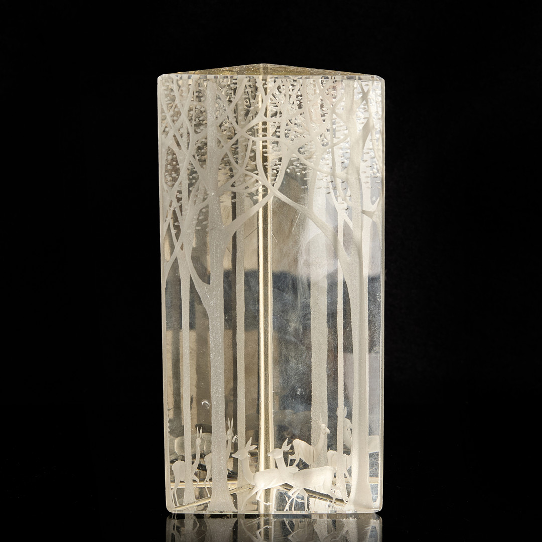 VICKE LINDSTRAND (SVERIGE, 1904–1983). Glasskulptur "Prisma", dekor av skog med hjortar, signerad "KOSTA L.G. N12 V. LINDSTRAND". Lätt gultonat glas.