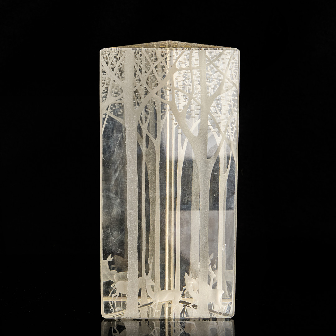 VICKE LINDSTRAND (SVERIGE, 1904–1983). Glasskulptur "Prisma", dekor av skog med hjortar, signerad "KOSTA L.G. N12 V. LINDSTRAND". Lätt gultonat glas.