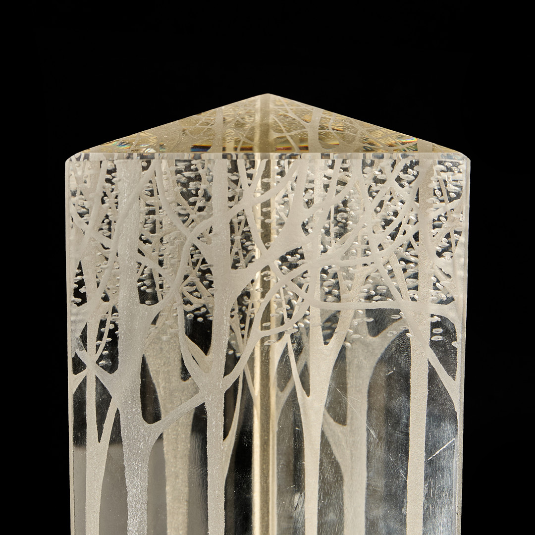 VICKE LINDSTRAND (SVERIGE, 1904–1983). Glasskulptur "Prisma", dekor av skog med hjortar, signerad "KOSTA L.G. N12 V. LINDSTRAND". Lätt gultonat glas.