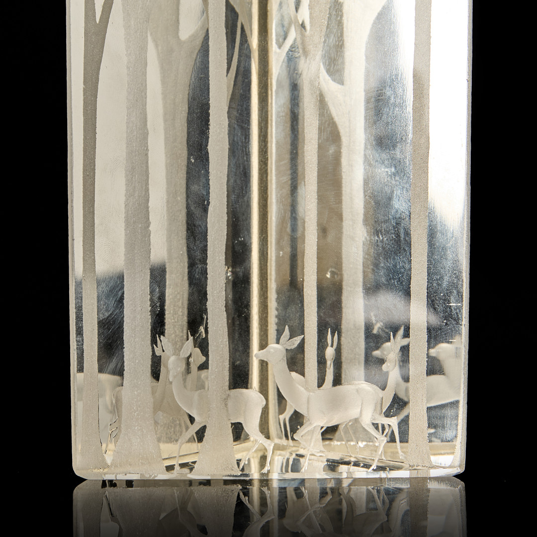 VICKE LINDSTRAND (SVERIGE, 1904–1983). Glasskulptur "Prisma", dekor av skog med hjortar, signerad "KOSTA L.G. N12 V. LINDSTRAND". Lätt gultonat glas.