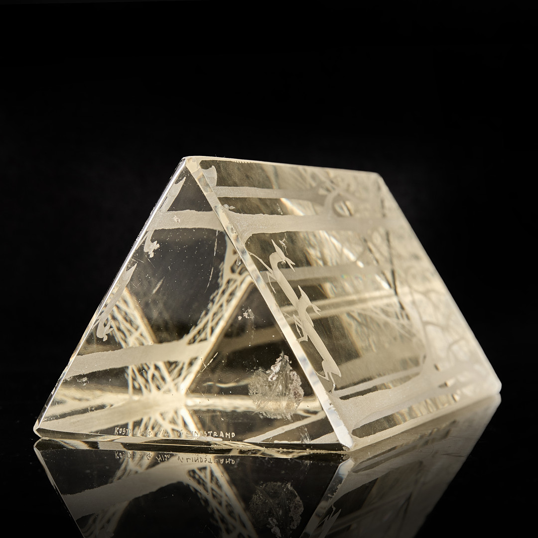 VICKE LINDSTRAND (SVERIGE, 1904–1983). Glasskulptur "Prisma", dekor av skog med hjortar, signerad "KOSTA L.G. N12 V. LINDSTRAND". Lätt gultonat glas.