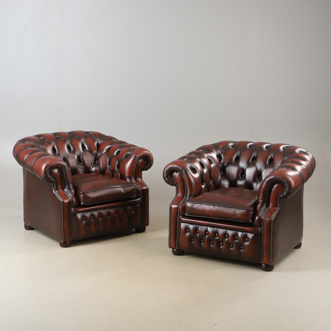 FÅTÖLJER, 1 par, skinnklädsel, Winchester furniture, England, chesterfieldmodell.