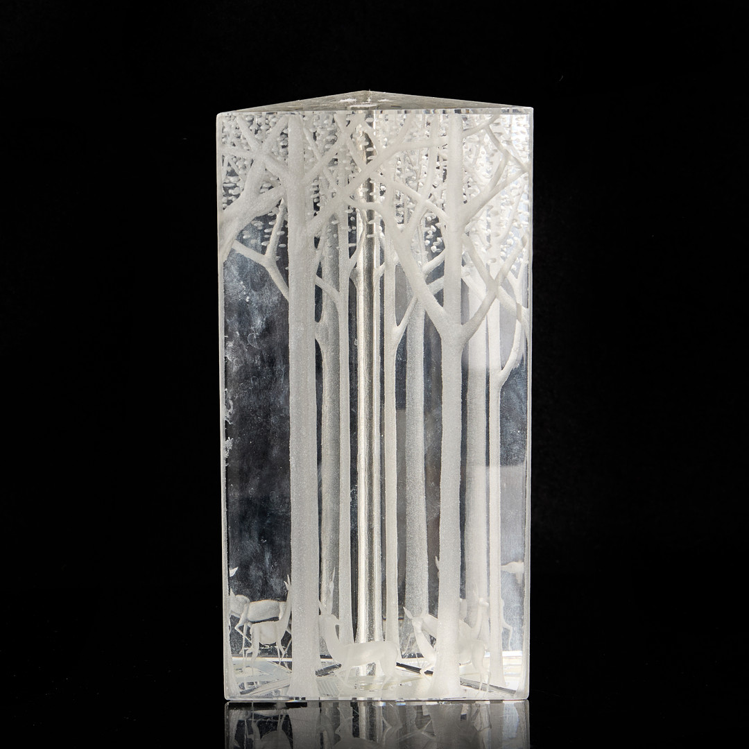 VICKE LINDSTRAND (SVERIGE, 1904–1983). Glasskulptur "Prisma", dekor av skog med hjortar, slipat/graverat klarglas, märkt "Kosta LG" samt med otydlig siffermärkning.