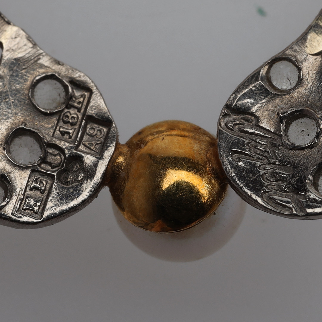 STIGBERT. BROSCH med pärlor vitt och rött guld 18K bruttovikt ca 5,0 gram.