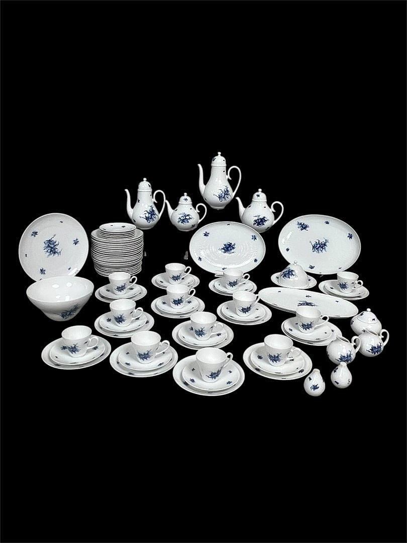 BJØRN WIINBLAD. Service für Rosenthal Studioline, Modell "Romanze" Blaue Blume, Porzellan (79).